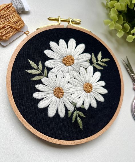 Embroidered Flowers Simple, Embroidery Hoop Art Diy, Simple Hand Embroidery Patterns, Textile Art Embroidery, Diy Embroidery Designs, Hand Embroidery Patterns Flowers, Diy Embroidery Patterns, Handmade Embroidery Designs, Pola Sulam