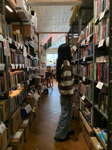 Stella Core Aesthetic, Library Outfits Aesthetic, Small Town Girl Aesthetic, Bookstore Aesthetic Outfit, Nerdy Girl Aesthetic, Book Shopping Aesthetic, Bookstore Photos, Down Town Girl, Library Vibes