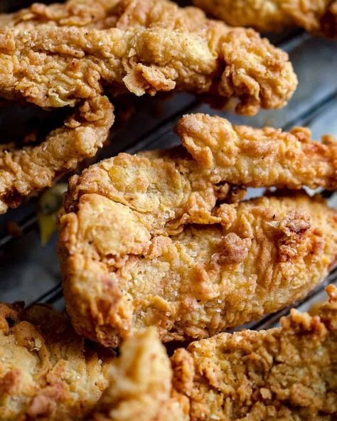 The Best Ever Vegan Fried Chicken - School Night Vegan Making Hummus, Seitan Chicken, Vegan Fried Chicken, Seitan Recipes, Vegan Soul Food, Vegan Fries, Vegan Pantry, Making Fried Chicken, Vital Wheat Gluten