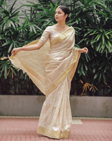 Blouse Designs For Kasavu Saree, Onam Saree Blouse Ideas 2023, Onam Saree Photoshoot Poses, Modern Onam Outfits Ideas, Onam Outfits Ideas 2023, Onam Saree Looks, Onam Saree Kerala Blouse, Onam Set Saree, Onam Saree Modern