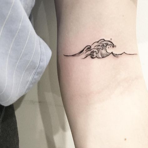 305 Likes, 5 Comments - Mimi Guoh 🐼💀😻🌿🎧🥃✈️ (@mimiguoh) on Instagram: “Wave 🌊 first tattoo 🍒” Australia Tattoo, Small Wave Tattoo, Minimalist Tattoo Meaning, Baby Tattoo Designs, Wave Tattoo, Cat Tattoos, Initial Tattoo, Tiny Tattoo, Finger Tattoo