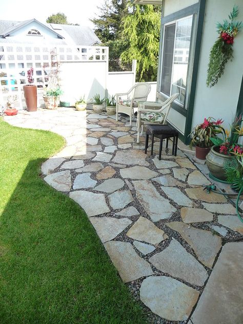 Flagstone Front Porch, Flagstone Patio Design, Master Patio, Front Yard Patio, Backyard Walkway, Pavers Backyard, Patio Pavers Design, Gardens Ideas, Flagstone Patio