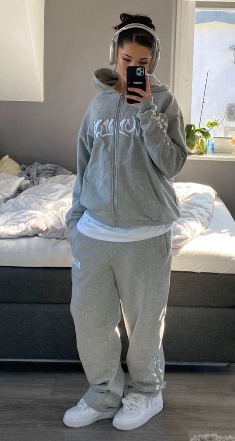 Jogging Bottoms Outfit Aesthetic, Black Cargo Track Pants Outfit, Cute Collard Shirt Outfits, Hoodie With Shirt Underneath, Sweatpant Outfits Streetwear, Streetwear Joggers Outfit, Outfit Ideas Tracksuit, Streetwear Fashion Tracksuit, Aesthetic Joggers Outfit