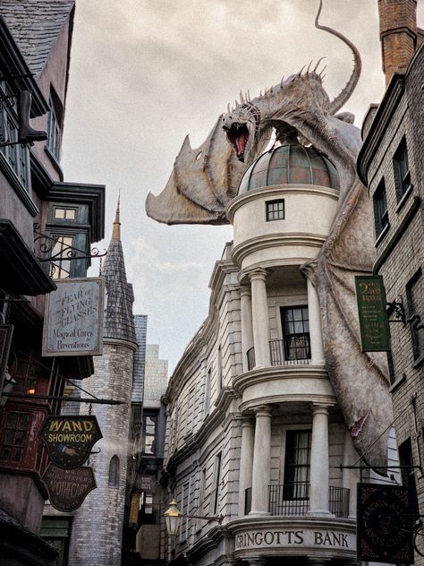 #dragon #fire #harrypotter #gringots #universal Hogsmeade Aesthetic, Hogwarts Script, Hogwarts Hogsmeade, Hogwarts Visuals, Hogwarts Life, Hogsmeade Village, Hogwarts Quidditch, Coaster Ideas, Hogwarts Dr