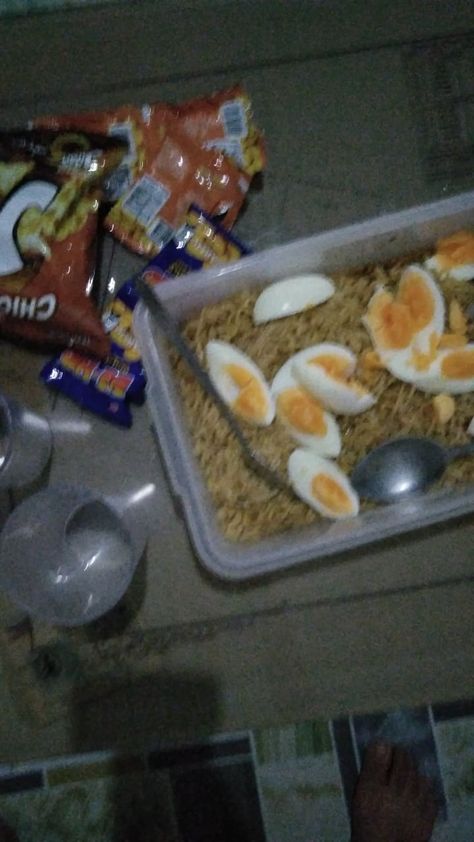 Midnight snack while playing ml Munchies Snacks Late Nights Sweet, Midnight Snack Ideas, 7 11 Food, Midnight Food, Pancit Canton, Alcohol Pictures, Munchies Snacks, Fake Photo Short Hair, Midnight Snack