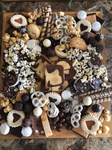 Emo Desserts, Black Food Board, Black And White Charcuterie Board, Cookie Board Platter, Desert Boards, Desert Charcuterie Board, Fruit Charcuterie, Birthday Desert, Boyfriends Birthday Ideas