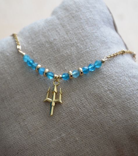 This necklace is inspired by Percy J. and the Olimpians. The central charm represents Poseidon's trident and the blue beads are apatite. The total length of the necklace is 50 cm, 6 of which are a chain extender. Can be personalized. Made in France Percy Jackson Inspired Jewelry, Percy Jackson Gift Ideas, Pjo Jewellery, Pjo Merch, Percy Jackson Trident, Poseidon Necklace, Percy Jackson Jewelry, Camp Half Blood Necklace, Percy Jackson Necklace