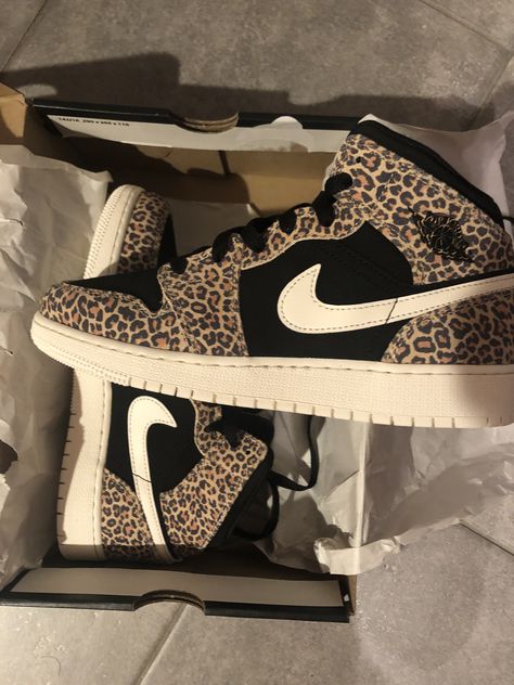 Cheetah Nikes, Leopard Nikes, Baby Clothes Country, Preppy Shoes, Jordan Shoes Girls, Tenis Nike, Cute Nike Shoes, Chic Blouses, Cute Nikes