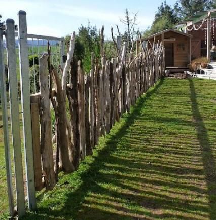 Cerca Natural, Rustic Garden Fence, I Feel Happy, Hundreds And Thousands, Diy Garden Fence, Rustic Fence, Natural Fence, Vintage Garden Decor, Woodland Garden