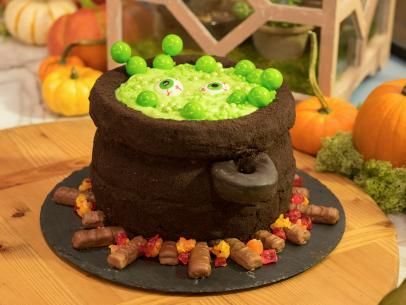 Cauldron Cake, Caramel Shortbread, Chocolate Wafer Cookies, Dark Chocolate Fudge, Chocolate Fudge Frosting, The Kitchen Recipes, Halloween Food Ideas, Fudge Frosting, Halloween Foods