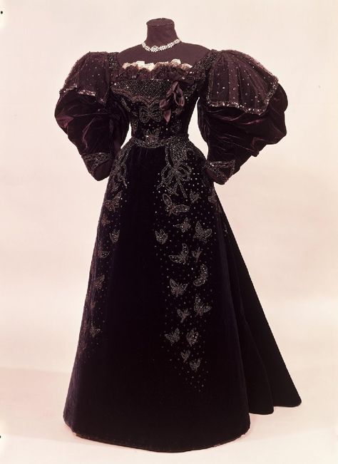 Vintage Attire, Victorian Era Fashion, Ancient Dress, 1890s Fashion, Velvet Evening Dress, Edwardian Dress, 19th Century Fashion, Gown Pattern, Period Outfit