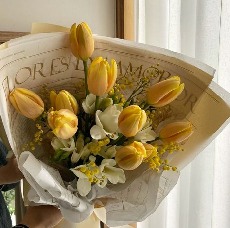 White And Yellow Flower Bouquet, Pretty Yellow Aesthetic, Tulips Aesthetic Bouquet, Yellow Nature Aesthetic, Yellow Vibes Aesthetic, Yellow Aesthetic Flowers, Yellow Tulips Bouquet, Yellow Flower Aesthetic, Primavera Aesthetic