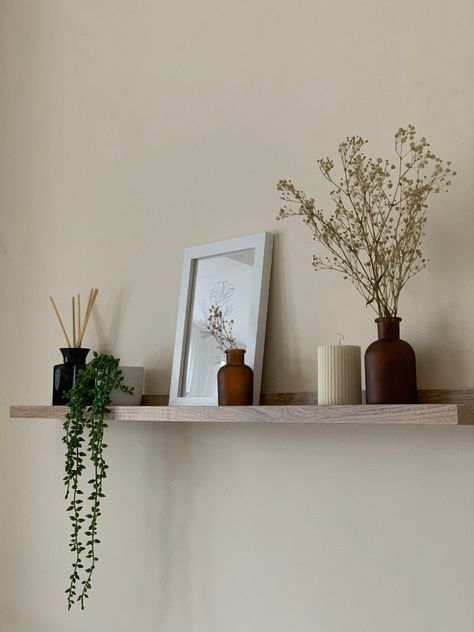 Simple Minimal Room Decor, Minimalistic Shelves Decor, Simplistic Shelf Decor, Wall Shelf Decor Ideas Living Room, Minimalistic Bedroom Plants, Minimal Shelving Decor, Neutral Apartment Decor Bedroom Ideas, Floating Shelf Bedroom Decor, Shelf Decor Above Desk