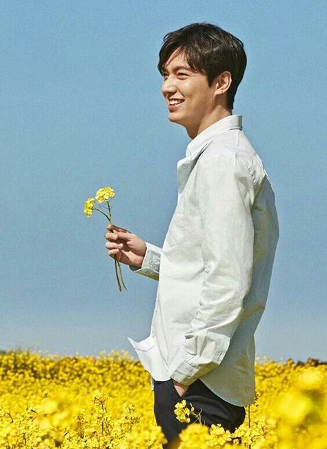 Man Holding Flowers Pose, Man Holding Flowers Pose Reference, Holding Flowers Pose Reference, Man Holding Flowers, Boy Holding Flowers, Lee Min Hoo Aesthetic, Hoo Aesthetic, Lee Min Hoo, Lee Min Ho Kdrama