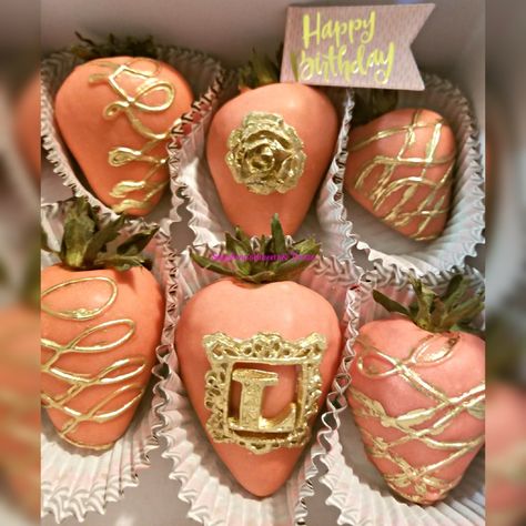 Coral and gold chocolate covered strawberries Chamoy Apples, Chocolate Covered Strawberries Bouquet, Pink Chocolate, Chocolate Bomb, Chocolate Decorations, Chocolate Covered Oreos, Covered Strawberries, Chocolate Strawberries, Chocolate Covered Strawberries