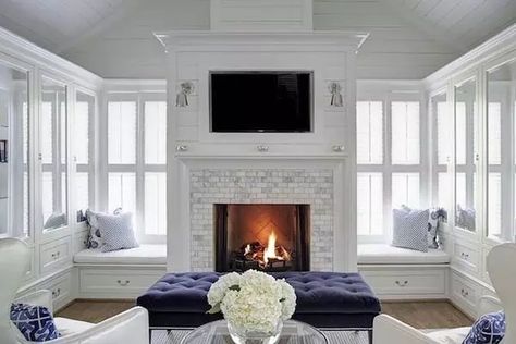 Fireplace with side seats #fireplacemantel #fireplace #mantel #homedecor #decorhomeideas Living Room With Tv, Built In Window Seat, Fireplace Seating, White Shiplap Wall, Fireplace Built Ins, Living Room Arrangements, White Fireplace, Farmhouse Fireplace, Muebles Living