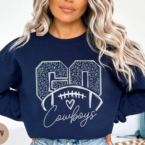 Dallas Cowboy Shirts Women, Dallas Cowboys Tshirts Ideas, Dallas Cowboy Outfits Woman, Dallas Cowboys Shirt Ideas, Dallas Cowboys Outfits Woman, Football Spirit Shirts, Football Tshirt Designs, Cowboys Sweatshirt, Dallas Cowboys Outfits