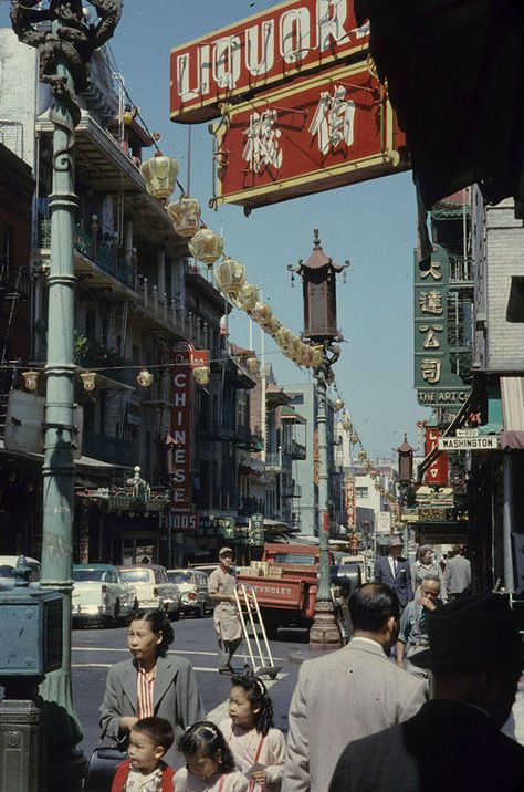 San Francisco 1951 Chinatown San Francisco, The Heist, Art Appliqué, People Walking, Retro Photo, Vintage New York, San Fran, Urban Life, Street Photo