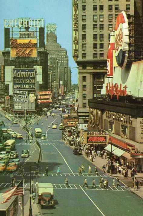 Times Square, 1955 Photographie New York, Times Square New York City, Nyc History, Foto Gif, Ville New York, New York Vintage, Ellis Island, History Pictures, Lower East Side