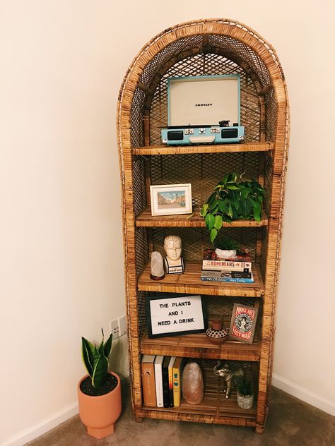 boho shelf personalized and styled with books and trinkets Old Living Room, Style Tips And Tricks, Diy Desk Decor, Wicker Shelf, Redecorate Bedroom, Boho House, Room With Plants, Vintage Wicker, Bookshelf Decor