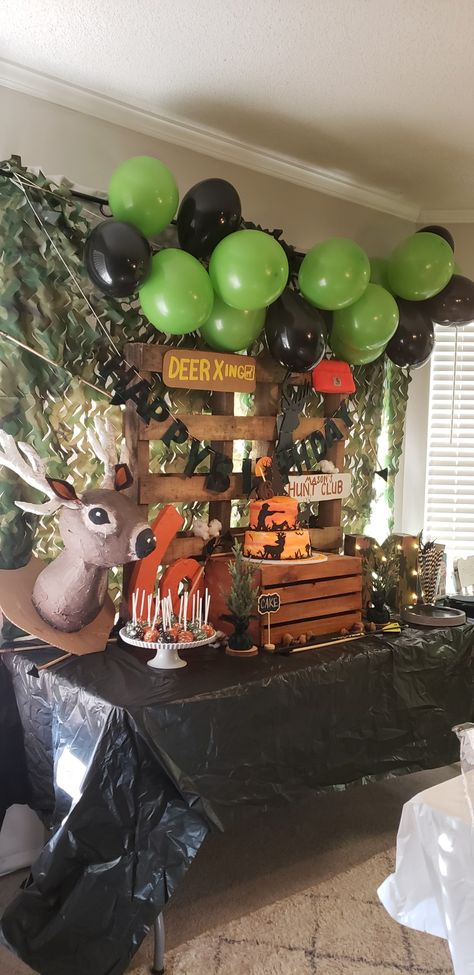 Mossy Oak Birthday Party Ideas, Bear Hunting Birthday Party, Jag Partytjie Idees, Hunter Party Hunting Themes, Mens Hunting Birthday Party, Hunting Birthday Party Ideas For Men, Mans Bday Party Decorations, Deer Hunting Party Ideas, Deer Hunter Birthday Party