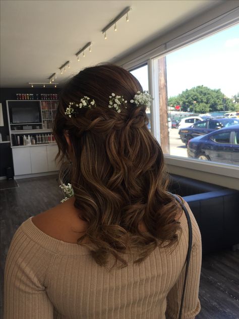 Greek Theme Hairstyles, Wavy Prom Hair Medium, Short Hairstyle Women For Hoco, Prom Hair Layers, Grade Eight Grad Hairstyles, Hairstyles Greek Goddess, Easy Quince Hairstyles For Short Hair, Layered Prom Hair, Prom Hair For Short Layered Hair