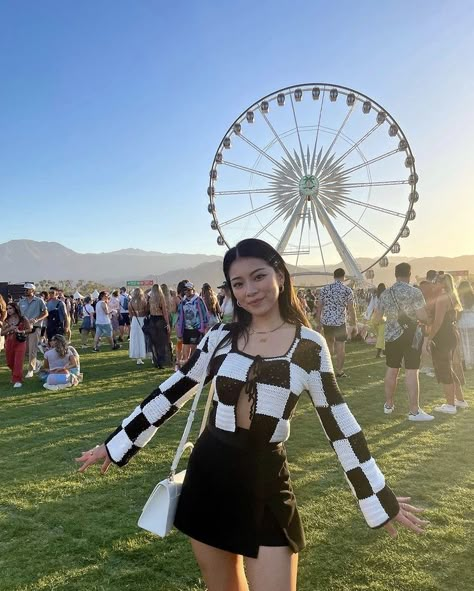 Korean Festival Outfit, Festival Poses Ideas, Coachella Outfit Ideas Women, Lalapalooza Outfits, Acl Outfits Festivals, Concert Pose Ideas, Coachella Photos, Lollapalooza Outfit, Coldplay Concert