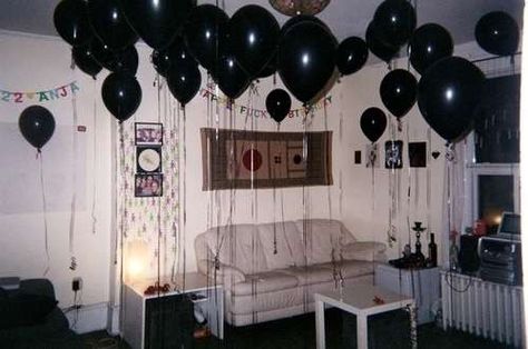 Ahs Party, Emo Party, Tumblr Birthday, 17. Geburtstag, Grunge Party, Horror Party, House Of Balloons, Birthday Party For Teens, 18th Birthday Party