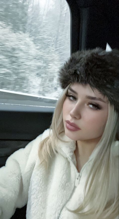 Blonde Russian Aesthetic, Russian Lady Aesthetic, Bratva Russian Aesthetic, Russian Girl Makeup Look, Russian Woman Outfit, Russian Women Style Winter, Russian Blonde Girl, Slavic Girl Makeup, Slavic Doll Makeup