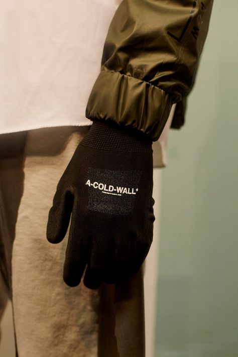 a cold wall london menswear ss18 Techwear Streetwear, Hand Socks, Acne Studio, A Cold Wall, Chocolate Design, Gloves Design, Bespoke Fashion, Fashion Music, Tech Fashion