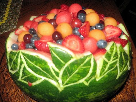 Carved Fruit Bowl Watermelon--- I think this is the next thing I want to try to duplicate Fruit Basket Watermelon, Fruit Bowl Art, Watermelon Fruit Bowls, Carved Watermelon, Carved Fruit, Watermelon Bowl, Deco Fruit, Fruit Creations, Fruit Watermelon