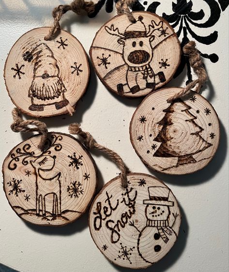 Wooden Ornaments Wood Burning, Wood Burning Art Christmas, Christmas Wood Burning Ornaments, Wood Burn Ornaments Tree Slices, Wood Burned Ornament, Woodburn Christmas Ornaments, Wood Burning Ideas Christmas, Pyrography Christmas Ornaments, Wood Burning Christmas Ideas