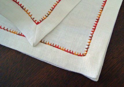 How to Make Cocktail and Dinner Napkins - Threads Miter Corners, Sewing Garments, Diy Sewing Gifts, Diy Napkins, Linen Cocktail Napkins, Cloth Cocktail Napkins, Machine Sewing, Cloth Napkin, Blanket Stitch