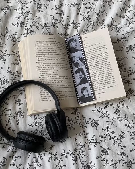 Book Girl, Book Inspiration, I Love Books, Study Motivation, Book Aesthetic, Love Book, Aesthetic Photo, Dream Life, Aesthetic Pictures