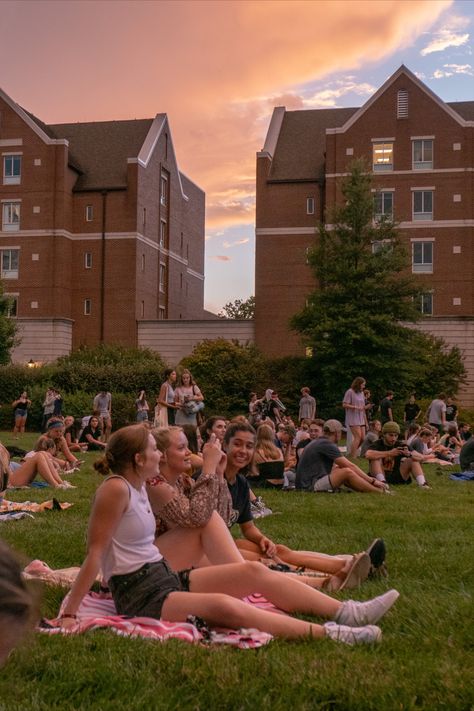 Photo of the main lawn at Belmont with a sunset in the background with students sitting on the lawn with blankets. Senior Year Of College Aesthetic, College Club Aesthetic, College Orientation Aesthetic, Gsp Aesthetic, College Fun Aesthetic, Campus Life Aesthetic, Back To College Aesthetic, College Campus Events, College Campus Aesthetic