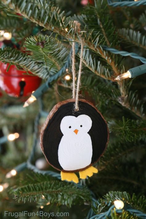 Christmas Orniments, Penguin Christmas Ornaments, Funny Christmas Ornaments, Penguin Ornaments, Paper Christmas Tree, Wood Slice Ornament, Wood Crafts Diy, Christmas Ornaments Homemade, Christmas Penguin