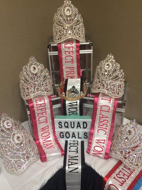 Model Awards Trophy, Pageants Aesthetics, Pageant Queen Aesthetic, Beauty Queen Aesthetic, Pageant Crown Display Ideas, Beauty Pageant Aesthetic, Pageant Aesthetic, Pageant Tips, Pageant Mom