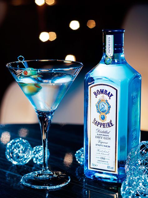 Wine Bottle Photography, Beer Wallpaper, Alcholic Drinks, Bombay Sapphire, Unique Drink, Alcohol Aesthetic, Alcoholic Drink, London Dry Gin, Alcohol Bottles