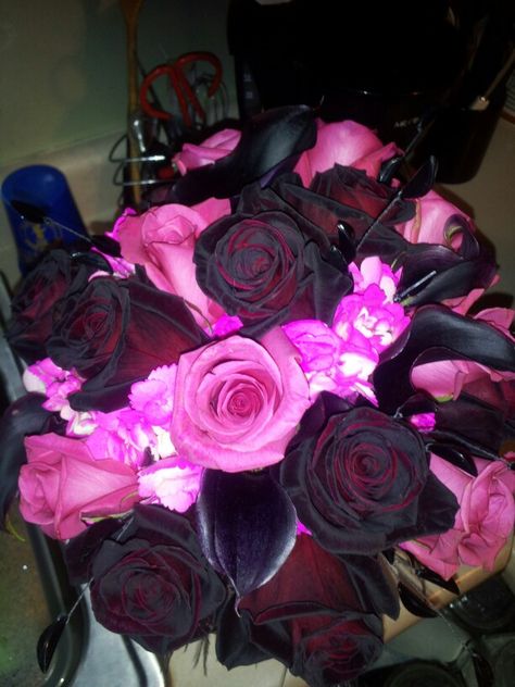 Black roses hot pink roses and feathers. Dyed pink hydrangea Black And Pink Roses, Black And Pink Flowers, Briar Beauty, Black Bouquet, Black And Red Roses, Pink Rose Bouquet, Hot Pink Flowers, Hot Pink Roses, Aesthetic Roses