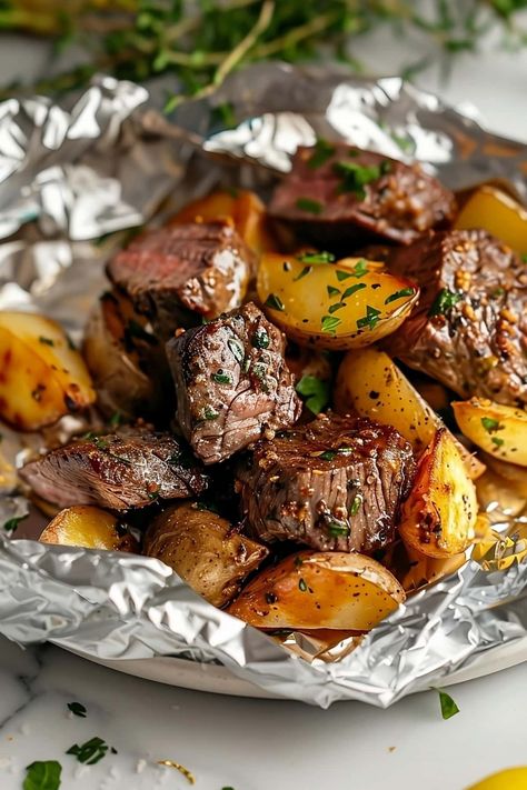 Fire up the grill and make these steak and potato foil packets! They're quick, easy, and cleanup is a breeze! Vegetable Foil Packets, Veggie Foil Packets, Steak Foil Packets, Foil Packet Potatoes, Garlic Steak, Steak Potatoes, Foil Dinners, Foil Pack Meals, Foil Packs