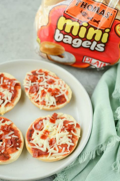 Mini Pizza Bagels - make your own bagel bites! Mini bagels topped with pizza sauce, cheese, and pepperoni. Freezer instructions included! Homemade Bagel Bites, Mini Bagel Bites, Mini Pizza Bagels, Mini Bag Diy, Mini Bagel Pizza, Street Style Kendall Jenner, Bagel Bites Recipe, Bagel Pizza Recipe, Bagel Pizza