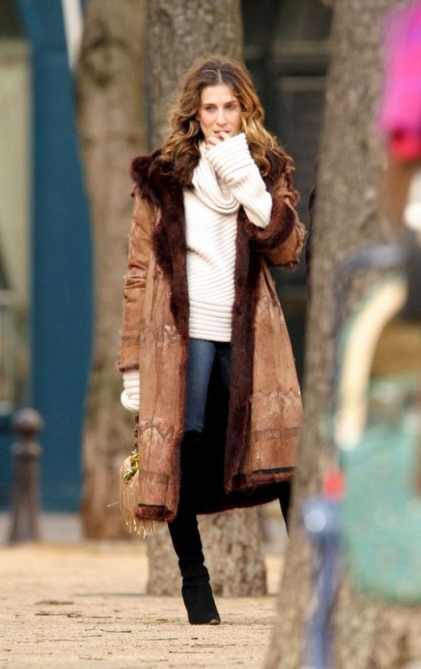 These Rare Carrie Bradshaw Jean Outfits Will Give You Feelings City Winter Outfit, Sarah Jessica Parker Style, Sims Characters, Carrie Bradshaw Outfits, Carrie Bradshaw Style, Characters Outfits, Casual Attire For Women, Parisian Chic Style, Outfit Invierno