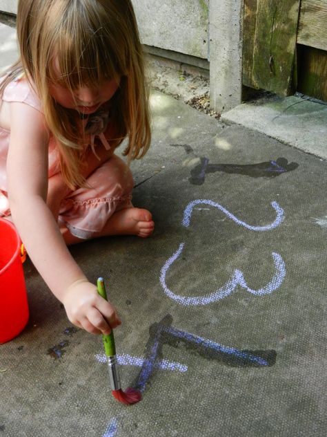 Worms Eye-View: OUTDOOR MARK MAKING. NUMBERS, LETTERS AND MATHEMATICAL CONCEPTS.  EYFS LINKS Outdoor Nursery Theme, Outdoor Mark Making, Eyfs Outdoor Area, Maths Eyfs, Early Years Maths, Outdoor Learning Activities, Number Formation, Eyfs Classroom, Outdoor Nursery