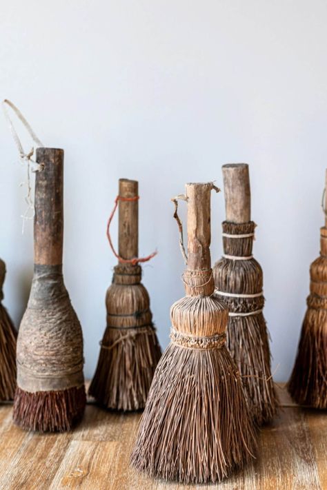 Antique Ideas, Handmade Broom, Brooms And Brushes, Primitive Antiques, Spider Woman, Diy Recycle, Miniature Houses, Brooms, Paint Brush