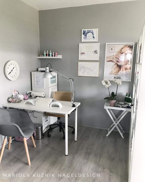 Nail Room Designs Home Decor, Nail Salon Studio Decor, Nails Salon At Home Ideas, Business Desk Ideas, Small Home Beauty Salon Ideas, Small Space Nail Station, Small Nail Desk, Decorations For Nail Room, Small Beauty Studio Ideas