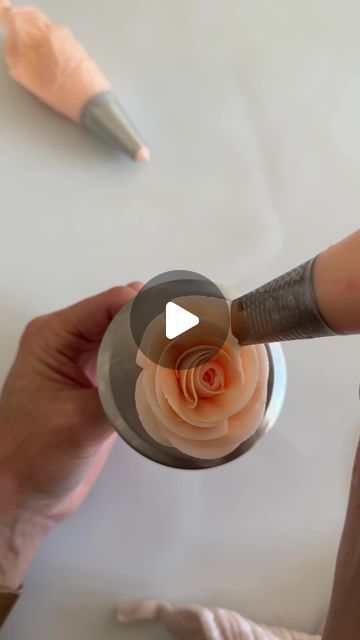 Dara Waitkus on Instagram: "Come learn with me! 🌹 ⬇️⬇️  Let me show you how to pipe a buttercream rose . It’s all in the wrist and the nail twirl! 🤩 #ButtercreamRose #CakeDecorating #CakeArt #RosePiping #buttercreamflowers" Piped Roses On Cake, Two Toned Buttercream Roses, How To Make A Buttercream Rose, Piping Buttercream Roses, How To Make Icing Roses, How To Pipe A Rose, Piping Roses On Cake, How To Make Buttercream Roses, Icing Roses Tutorial