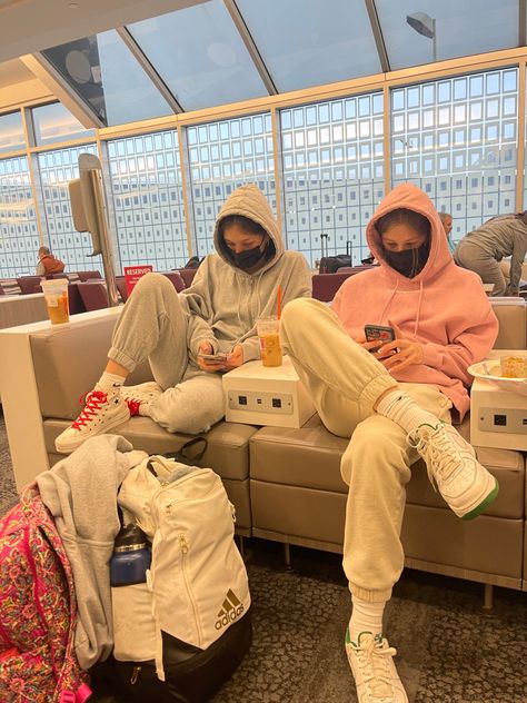 Airport Outfit Picture, Travel Day Outfit Winter, Comfy Travel Outfit Aesthetic, Aesthetic Airport Fit, Winter Plane Outfit, Airport With Bestie, Comfy Airport Outfit Aesthetic, Lazy Airport Outfit, Travel Aesthetic Airport Outfit