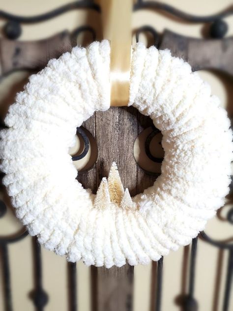 Yarn Wreath Diy, Winter Yarn Wreath, Winter Wreath Diy, Wreath Frames, Straw Wreath, Weekend Crafts, Wire Wreath Frame, Cottage Market, Diy Winter