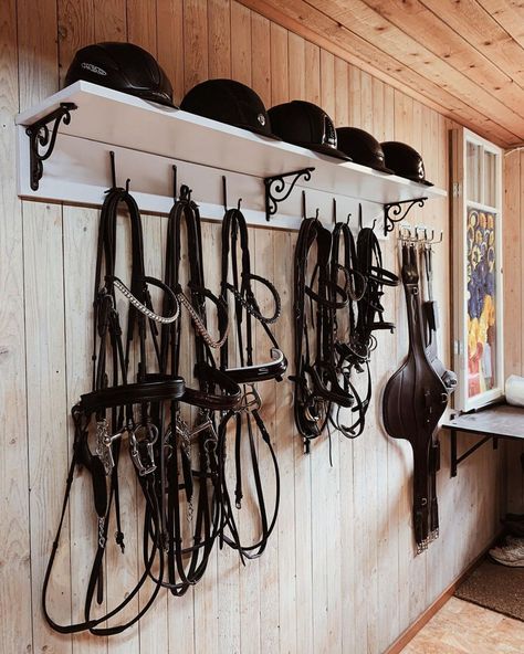 A tack room filled with horse riding accessories on a wall. Tack Room Design, Tackroom Ideas Equestrian, Tackroom Ideas, Dream Barn Stables, Tack Room Organization, Horse Tack Rooms, Horse Farm Ideas, Diy Horse Barn, Horse Room