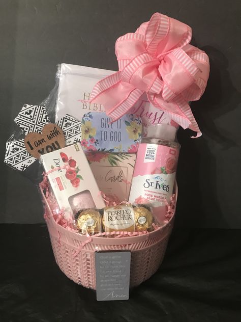 Selfcare Basket, 21st Birthday Gift Baskets, Diy Mother's Day Gift Basket, Pink Gift Basket, Box Regalo, Fireplace Tv Wall Decor, Creative Gift Baskets, Diy Mothers Day, Mothers Day Baskets